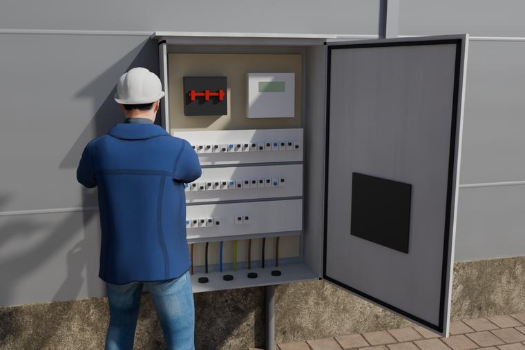 Technik Valeonu u otevřeného hlavního rozvaděče odečítá hodnotu hlavního jističe
